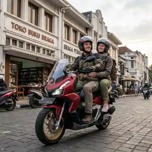 Pasangan Turis Asing Mengendarai Motor Honda ADV di Jalan Braga